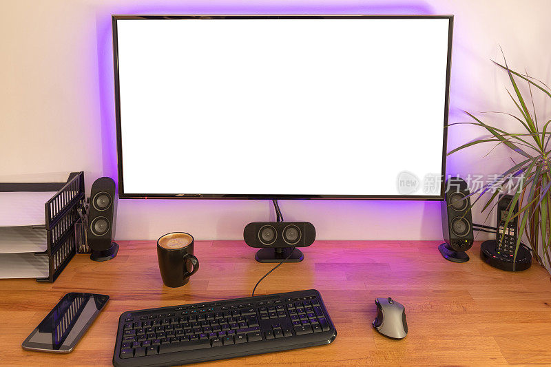 家庭办公室紫色背光大4k 40”显示器